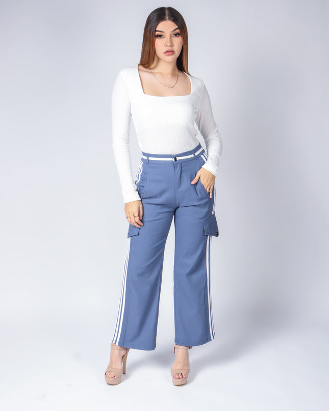 Pantalón casual tipo cargo.