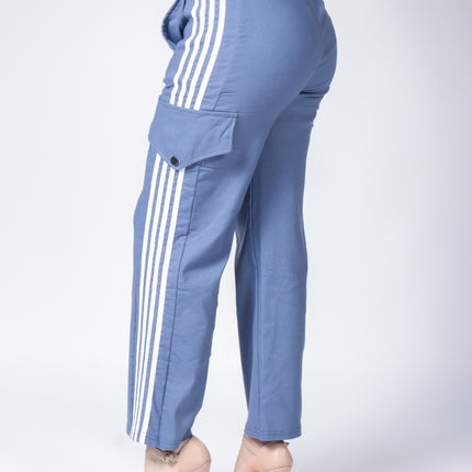 Pantalón casual tipo cargo.