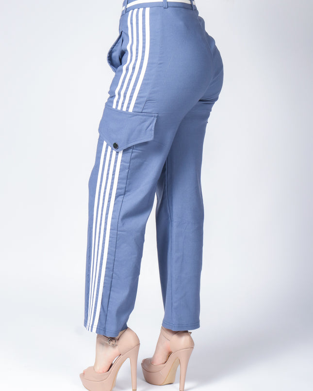 Pantalón casual tipo cargo.