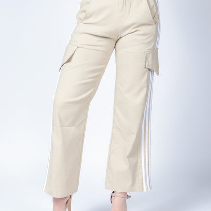 Pantalón casual tipo cargo.