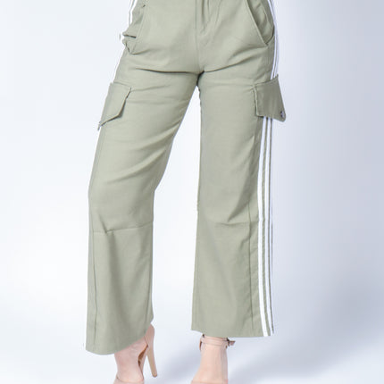 Pantalón casual tipo cargo.