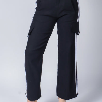 Pantalón casual tipo cargo.