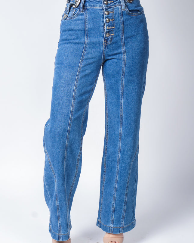 Pantalón de mezclilla con hebillas.