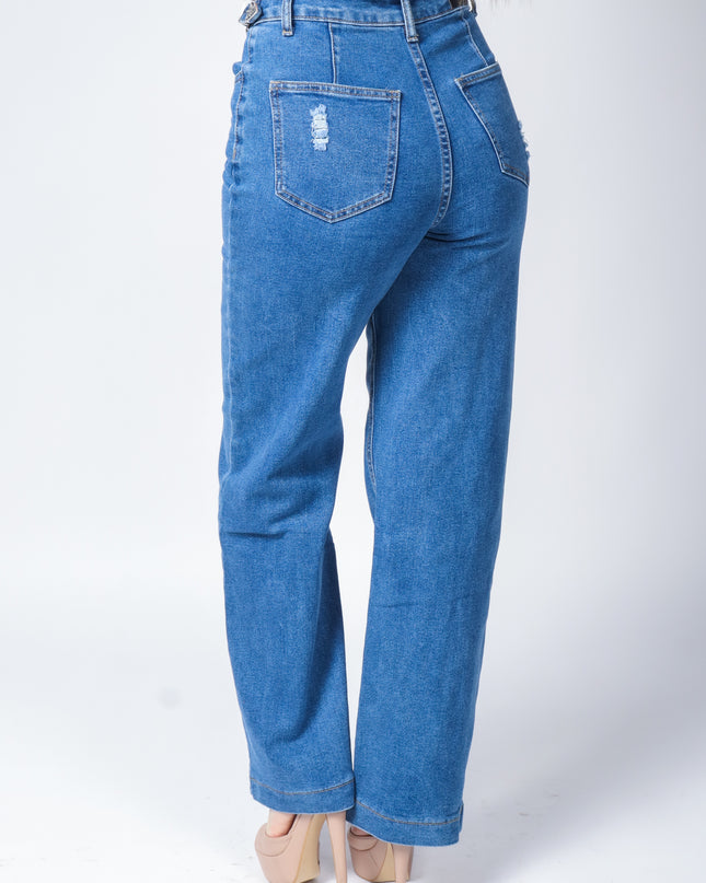 Pantalón de mezclilla con hebillas.