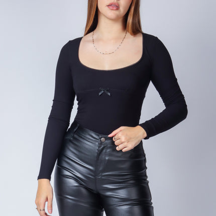 Blusa manga larga con moño.