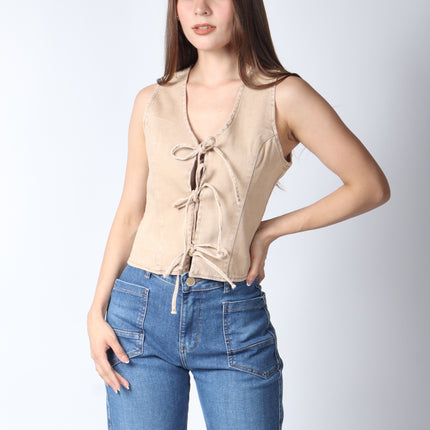 Chaleco de mezclilla con moños.