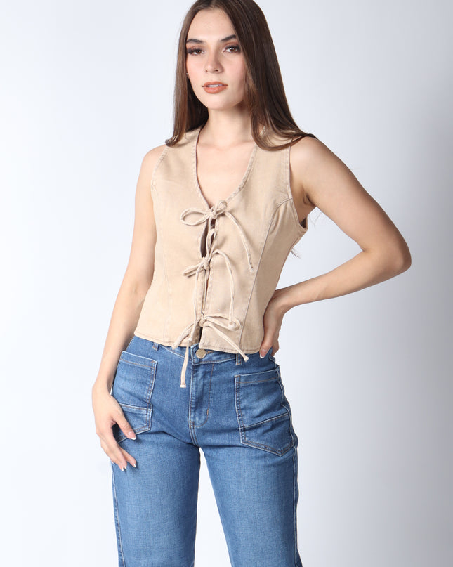 Chaleco de mezclilla con moños.