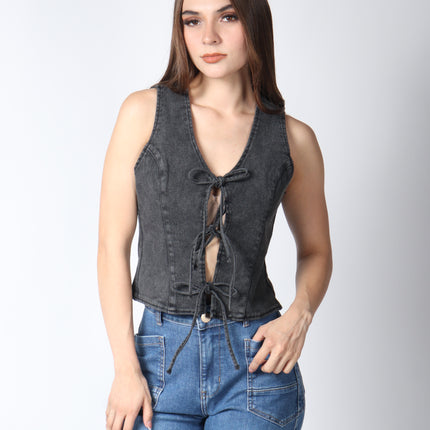 Chaleco de mezclilla con moños.