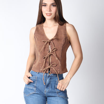 Chaleco de mezclilla con moños.