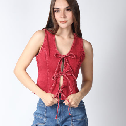 Chaleco de mezclilla con moños.