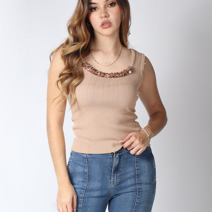 Blusa con detalle en el cuello.