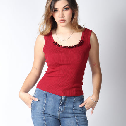 Blusa con detalle en el cuello.