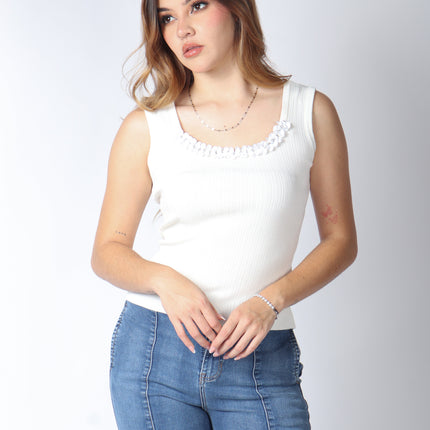 Blusa con detalle en el cuello.