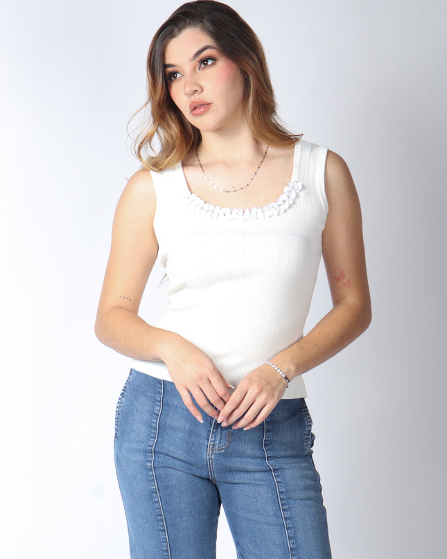 Blusa con detalle en el cuello.