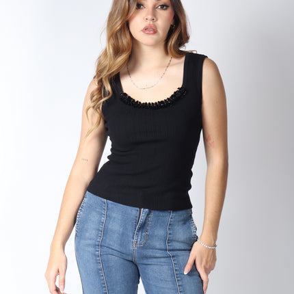Blusa con detalle en el cuello.