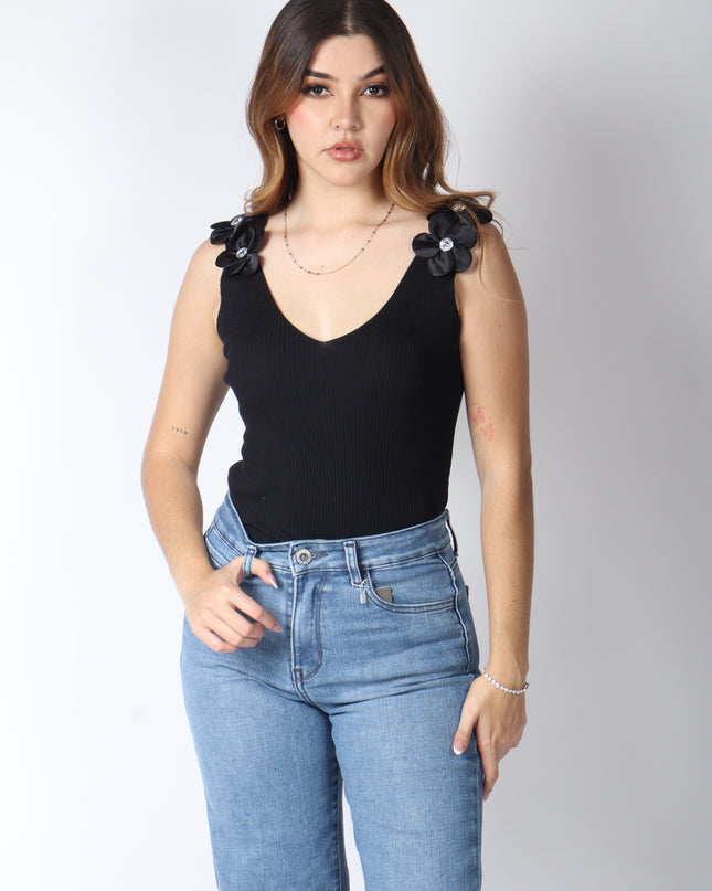 Body con flores a los costados.