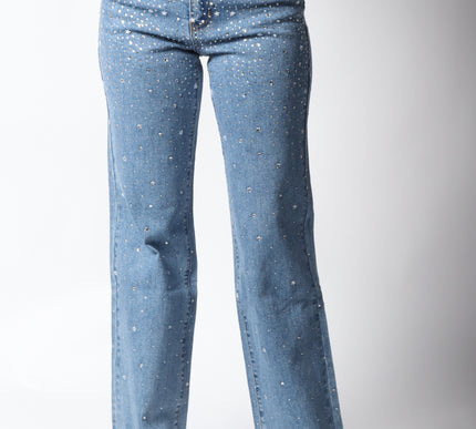 Pantalón de mezclilla con detalles de brillos y estrellas.