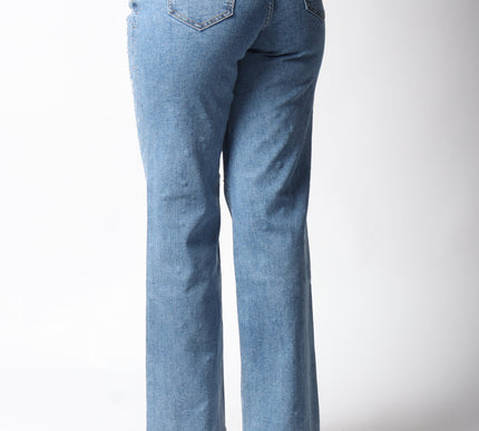 Pantalón de mezclilla con detalles de brillos y estrellas.