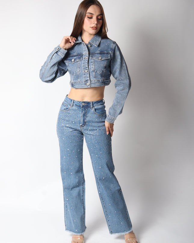 Pantalón de mezclilla con detalles de brillos y estrellas.