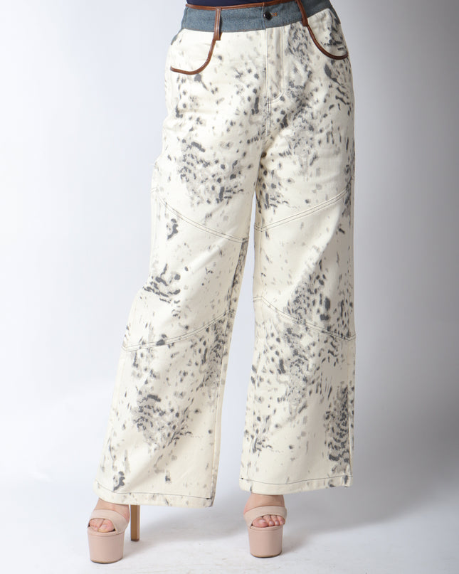 Pantalón de mezclilla beige con detalles en gris.