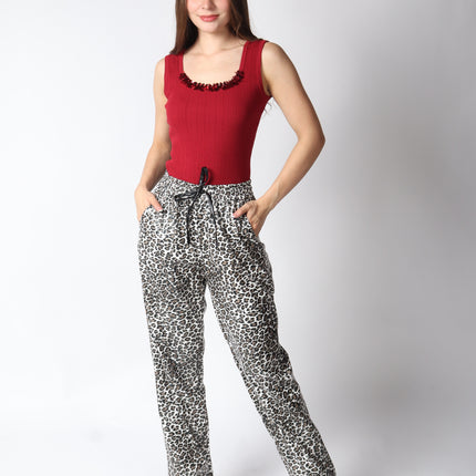 Pantalón vinipiel diseño animal print.