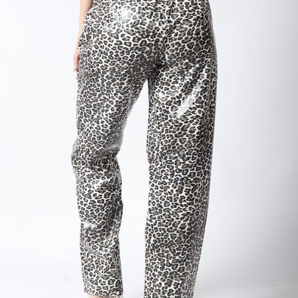 Pantalón vinipiel diseño animal print.