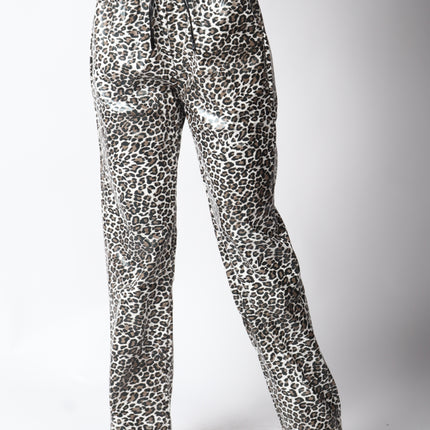 Pantalón vinipiel diseño animal print.