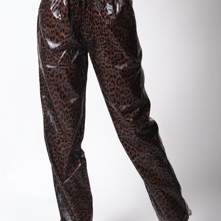Pantalón vinipiel diseño animal print.