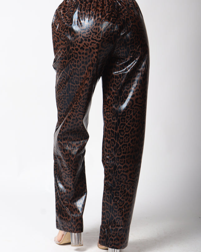 Pantalón vinipiel diseño animal print.