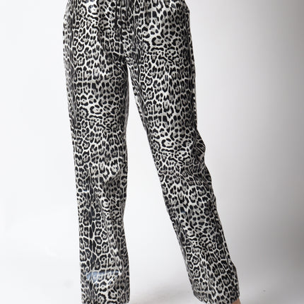 Pantalón vinipiel diseño animal print.