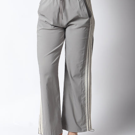 Pantalones con detalle de encaje.