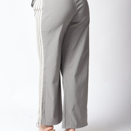 Pantalones con detalle de encaje.