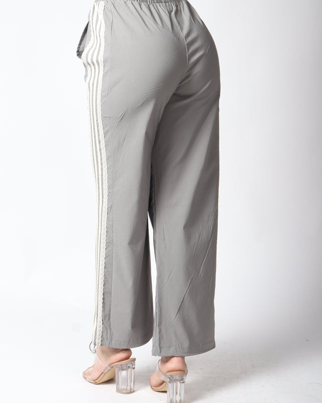 Pantalones con detalle de encaje.