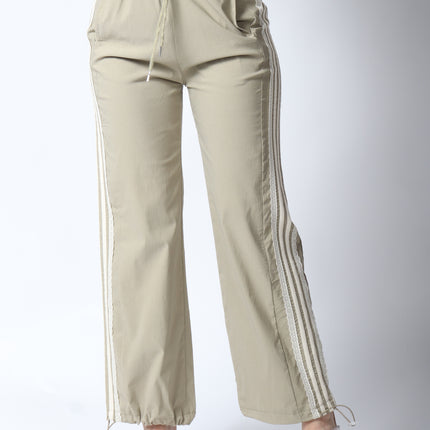 Pantalones con detalle de encaje.