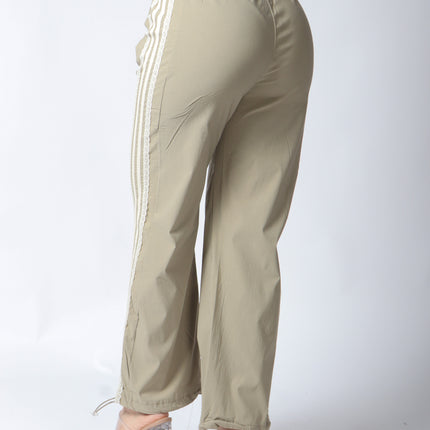 Pantalones con detalle de encaje.