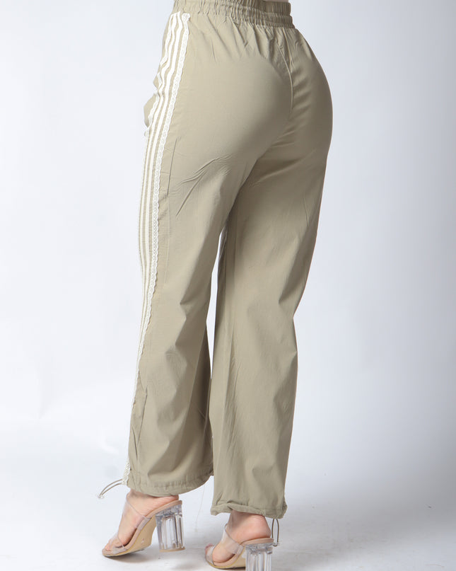 Pantalones con detalle de encaje.