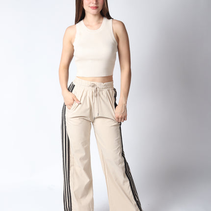 Pantalones con detalle de encaje.