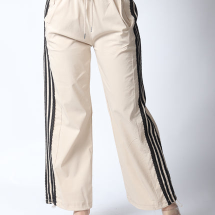 Pantalones con detalle de encaje.