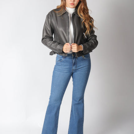 Chamarra vinipiel corta con hebillas.