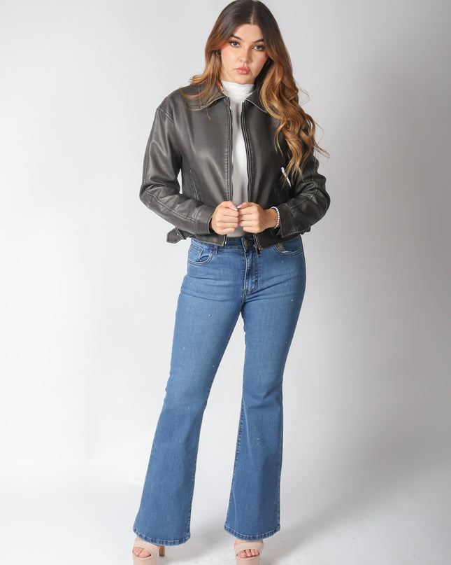 Chamarra vinipiel corta con hebillas.