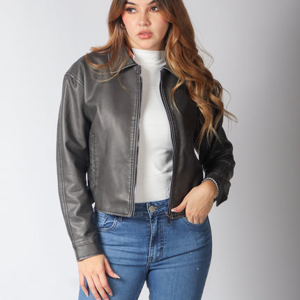 Chamarra vinipiel corta con hebillas.