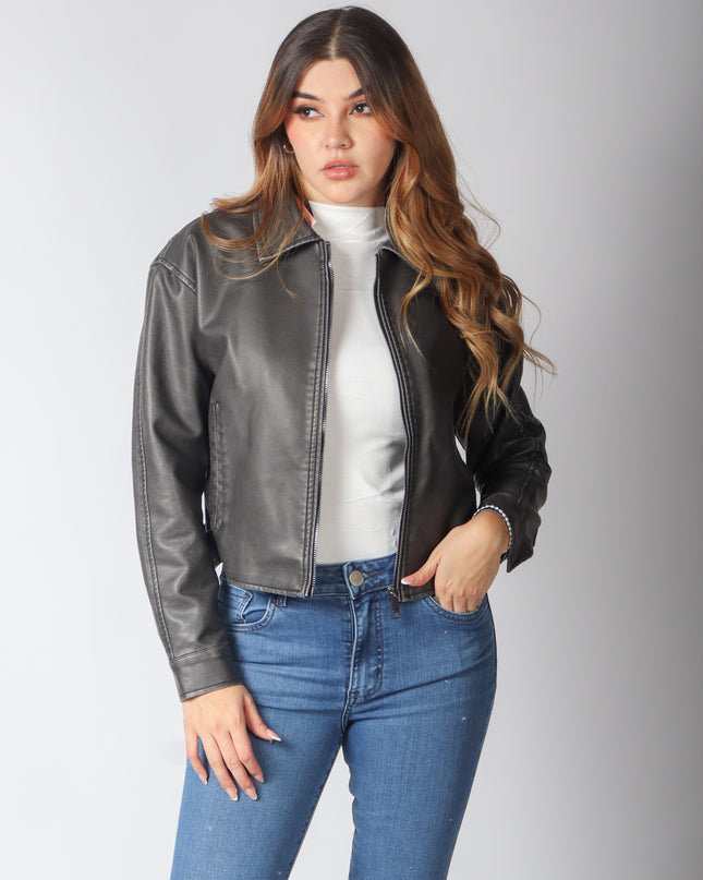 Chamarra vinipiel corta con hebillas.