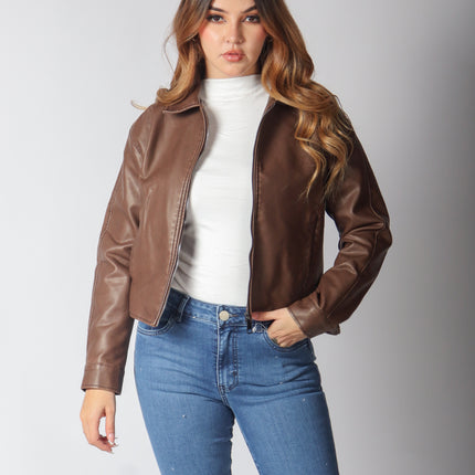 Chamarra vinipiel corta con hebillas.