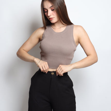 Blusa ajustada cuello redondo.