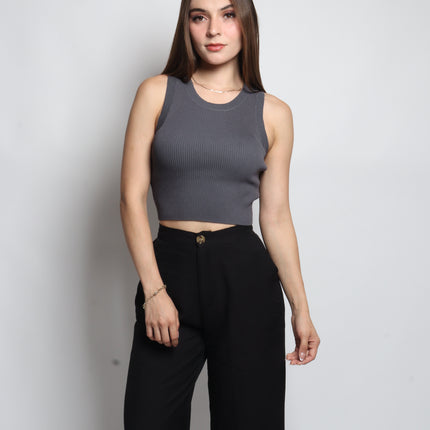 Blusa ajustada cuello redondo.
