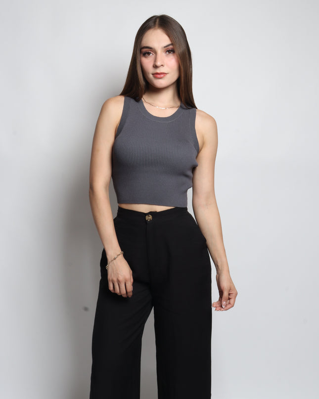 Blusa ajustada cuello redondo.