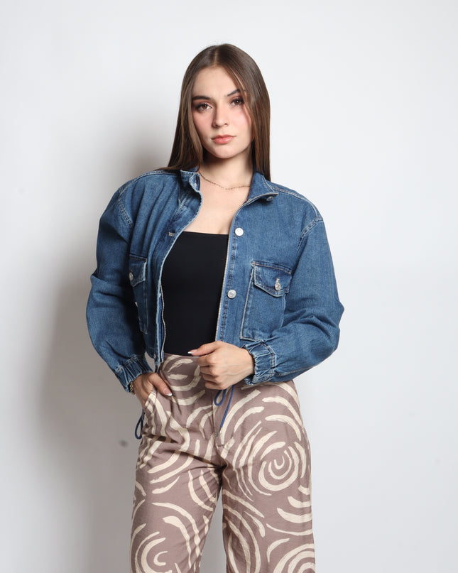 Chamarra corta de mezclilla.